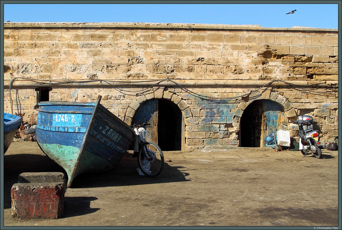 Die Zahira, ein kleines Fischerboot, vor der alten Hafenmauer in Essaouira. (21.11.2015)