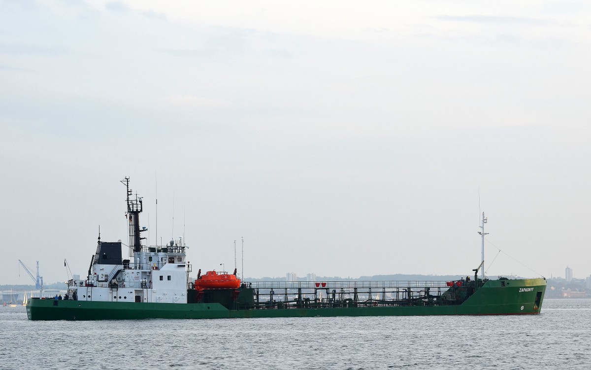 Die Zapadnyy IMO-Nummer:8711837 Flagge:Belize Länge:77.0m Breite:14.0m Baujahr:1988 Bauwerft:Rousse Shipyard,Rousse Bulgarien vor Kiel Holtenau am 11.10.14 