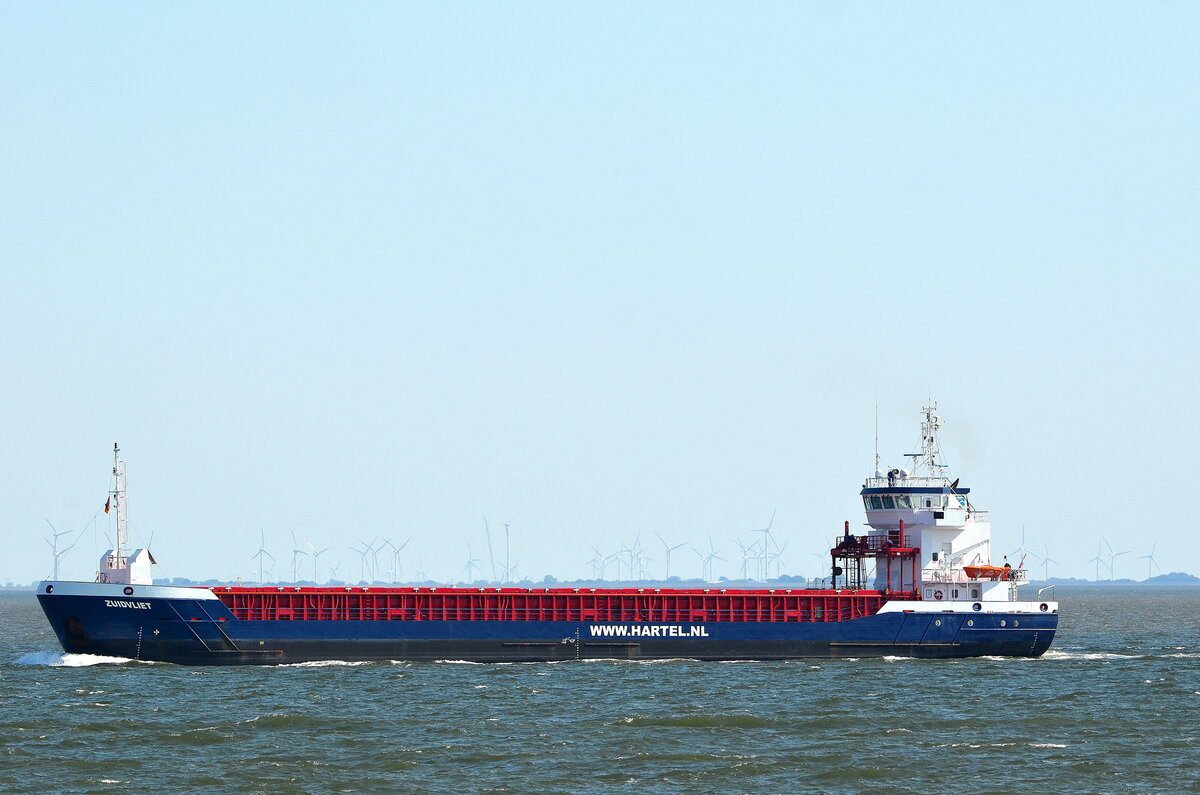 Die ZUIDVLIET IMO-Nummer:9629809 Flagge:Niederlande Länge:89.0m Breite:13.0m Baujahr:2013 vor der Alten Liebe Cuxhaven am 23.08.22
