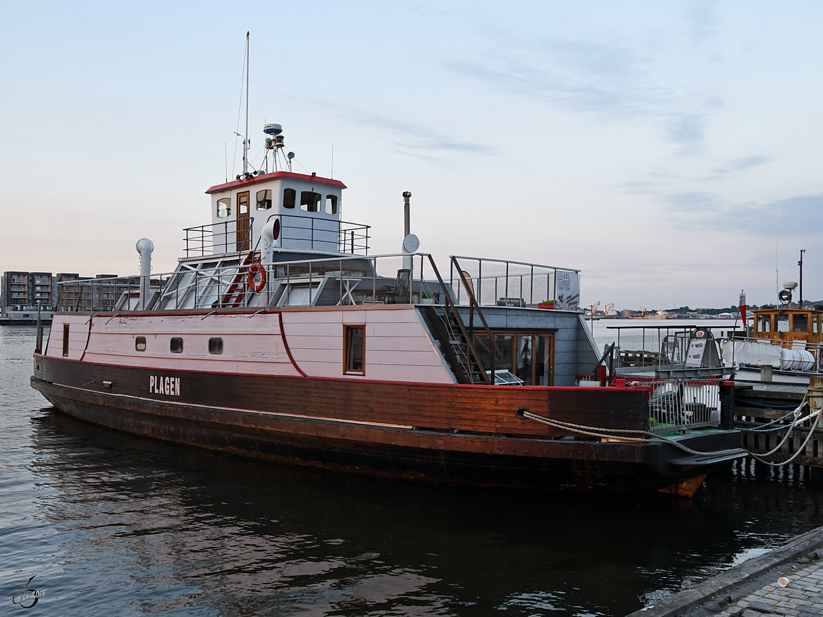 Die zum Hausboot  Plagen  umfunktionierte Fähre im Hafenkai Aalborg. (Juni 2018)