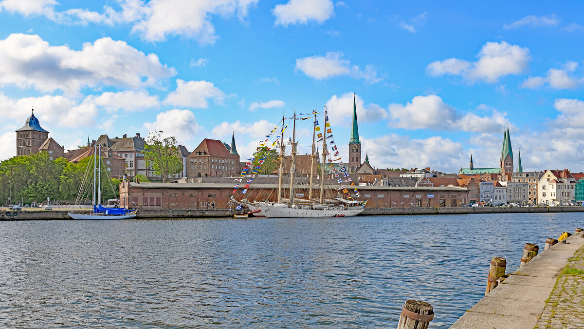 Dienst-Segelboot HMS GLADAN im  Päckchen  mit HMS FALKEN am 28.05.2022 im Hafen von Lübeck. Open-Ship am 27.5.2022 und 28.05.2022. Am Morgen des 29.05.2022 werden FALKEN und GLADAN die Leinen los werfen und wieder gen Ostsee fahren.