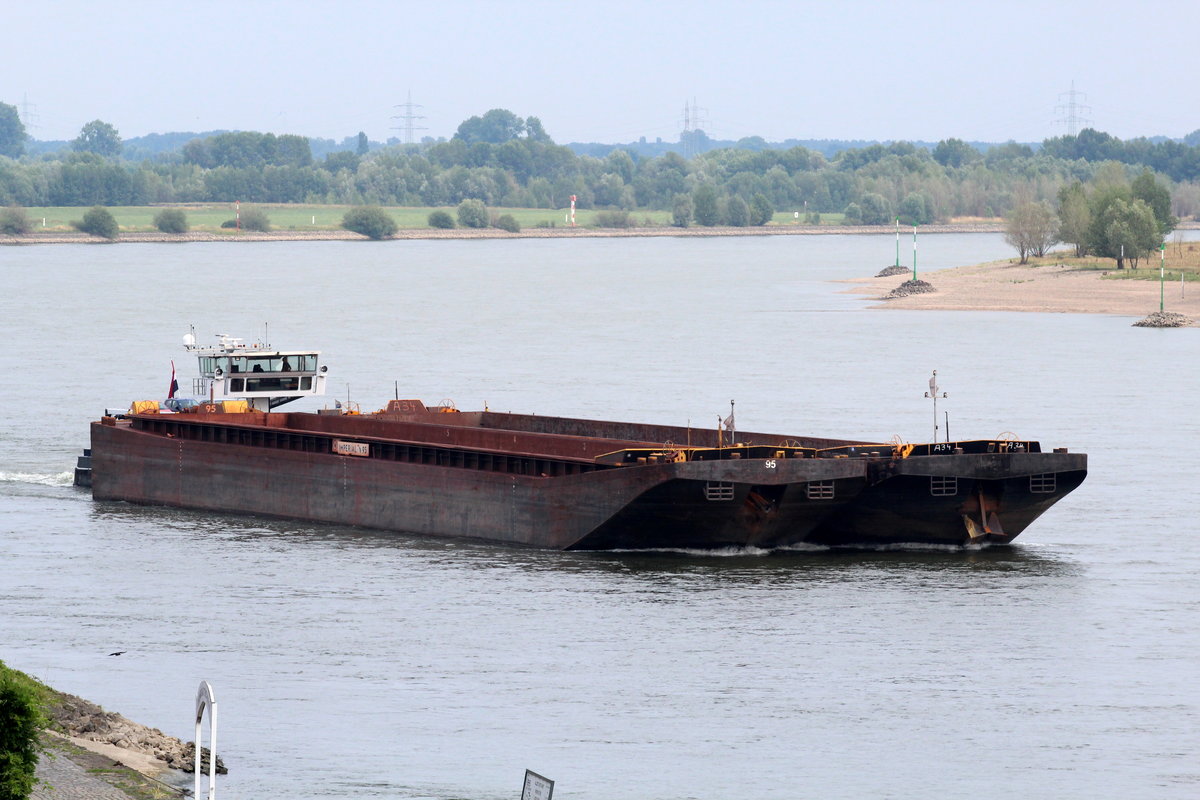 Diese beiden leeren Leichter (je 76,50m lang und 11,4m breit) wurden am 08.07.2017 vom Schubboot Cunado II (02324502) auf dem Rhein bei Rees zu Tal Richtung Niederlande geschoben.