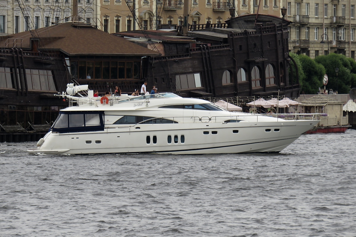 Diese  BlueQuest -Yacht drehte ihre Runden am Anker genau vor dem Restaurant-Schiff  Flying Dutchman  in St. Petersburg, 12.8.17