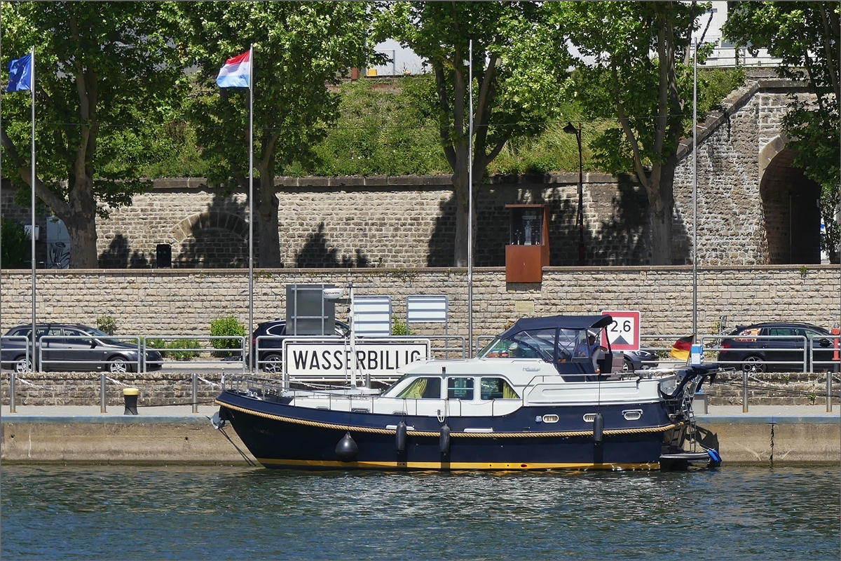 Diese Namenlose Motorboot hat am Schiffsanleger in Wasserbillig festgemacht. (Jeanny) 31.05.2020