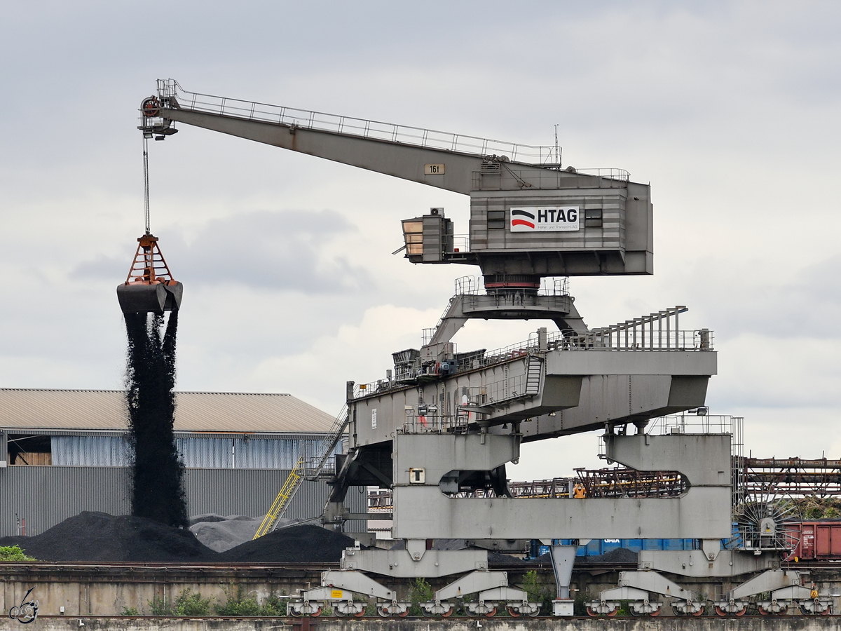 Diesen 16 Tonnen-Kohlekran auf einer riesigen Kranbrücke konnte ich Anfang Mai 2021 am Rheinkai Nord in Duisburg bei der Arbeit beobachten.