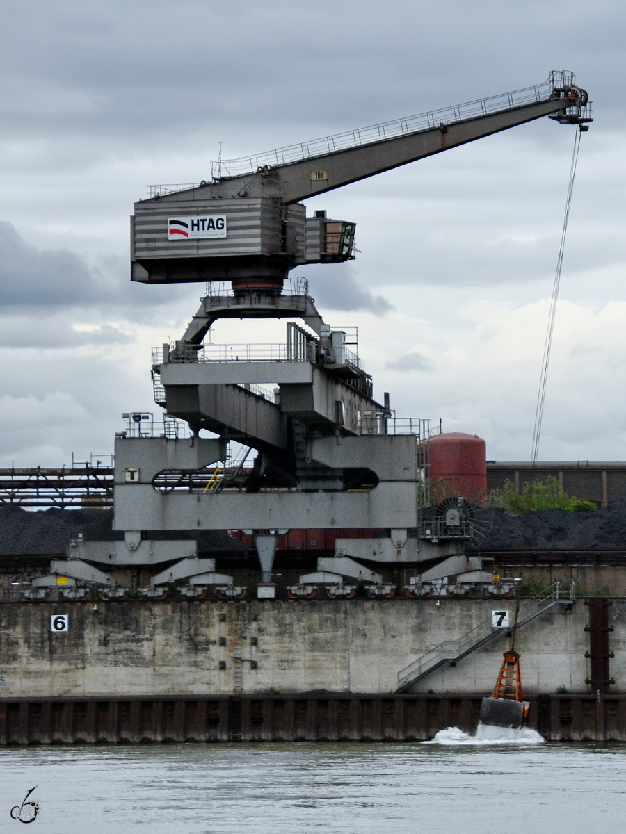 Diesen auf einer riesigen Kranbrücke installierten 16 Tonnen-Kohlekran konnte ich Anfang Mai 2021 am Rheinkai Nord in Duisburg bei der Arbeit beobachten.