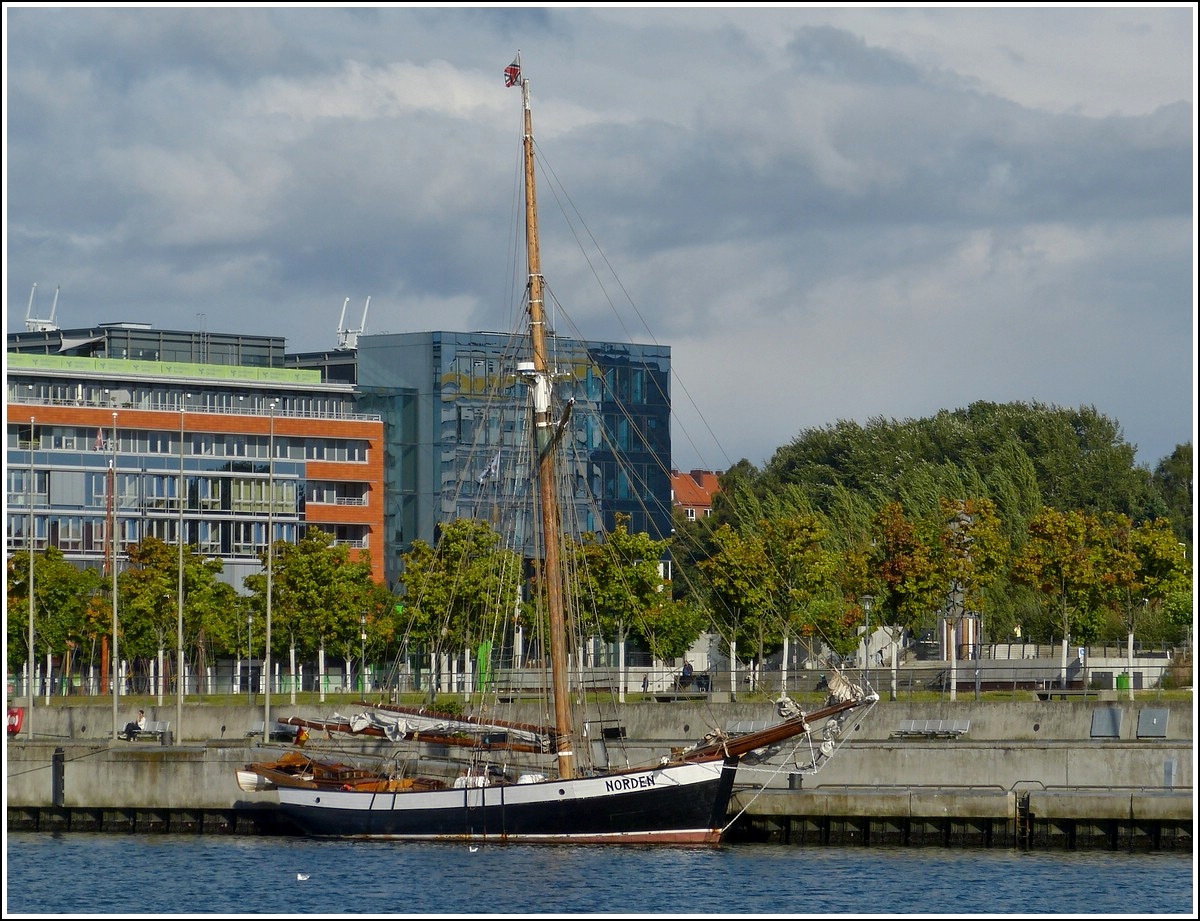 Diesen Traditionssegler „Norden“, habe ich am 16.09.2013 in Kiel aufgenommen. Schiffsdaten: Bj 1870, von der Werft in Skonevik(Norwegen), Flagge Deutschland, Heimathafen Lbeck, Gesamtlnge 28,5 m, B 5,95 m, Motor Scania, Leistung 170 Ps, Besatzung 6 Mann, kann 30 Tagesgste aufnehmen und hat 14 Gstekojen an Bord. 