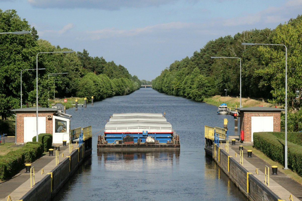 Dieser Antriebslose Leichter wurde am 06.07.2018 in der Schleuse Schönwalde / Havelkanal zu Berg geschleust. Im Anschluß wurde er per Seil aus der Kammer gezogen und später vom Schubboot wieder aufgenommen.