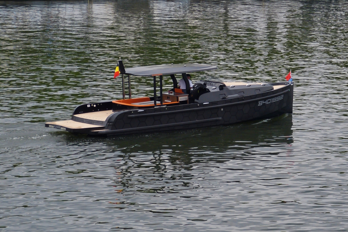 Dieser Bootsfhrer fhrt mit gemtlichem Tempo auf der Maas in Maastricht an mir vorbei. 17.07.2020