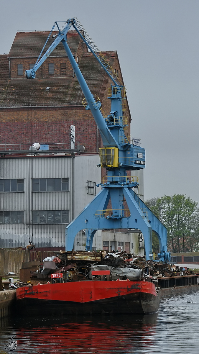 Dieser mit Schrott beladene Ponton (3885) war Mitte Mai 2021 im Hafen von Anklam zu sehen.