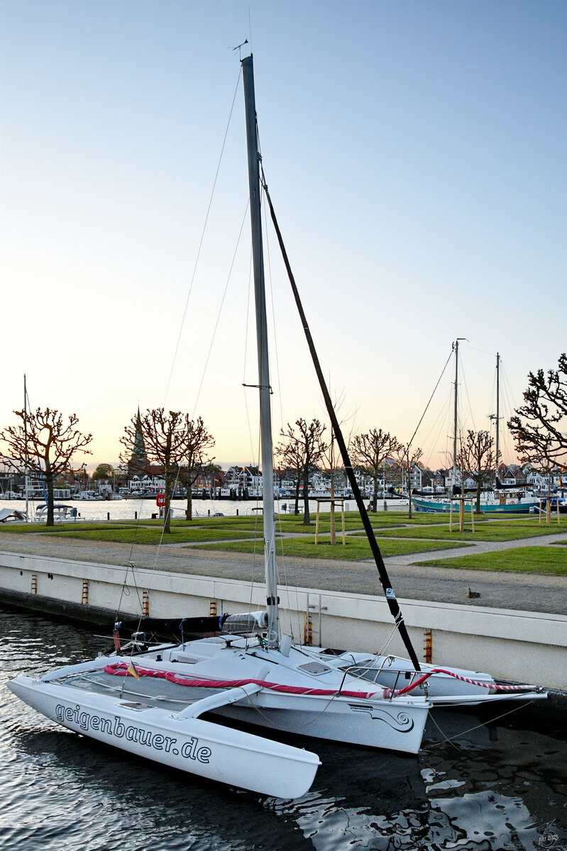 Dieser Trimaran war Anfang Mai 2023 im Priwaller Yachthafen Rosenhof anzutreffen.