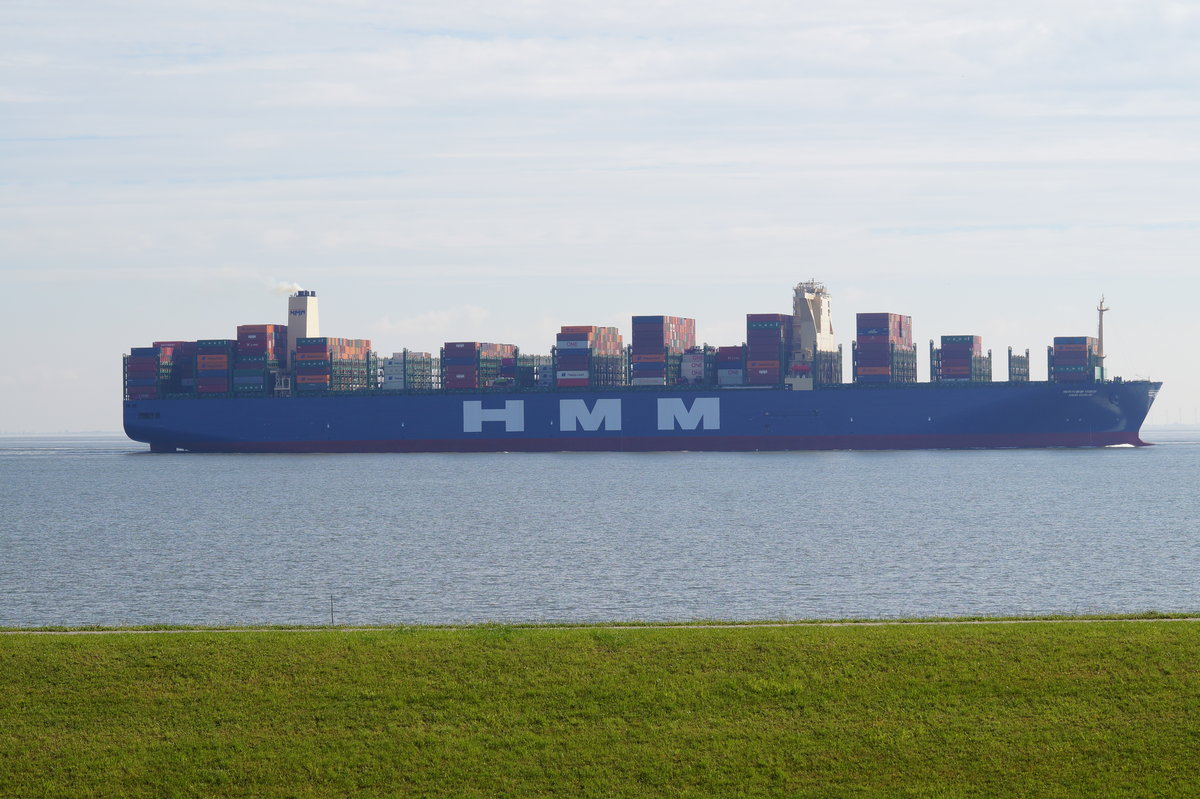 Dieses Bild habe ich in Cuxhaven in der Grimmershörnbucht gemacht. 
Erstanlauf der HMM DUBLIN nach Hamburg am 31.07.2020. 
Eines von den 12 grössten Containerschiffen der Welt.
Tragfähigkeit 23964 Teu, Länge 400 Meter, Breite 61 Meter, Baujahr 2020. 
Uwe Kregel