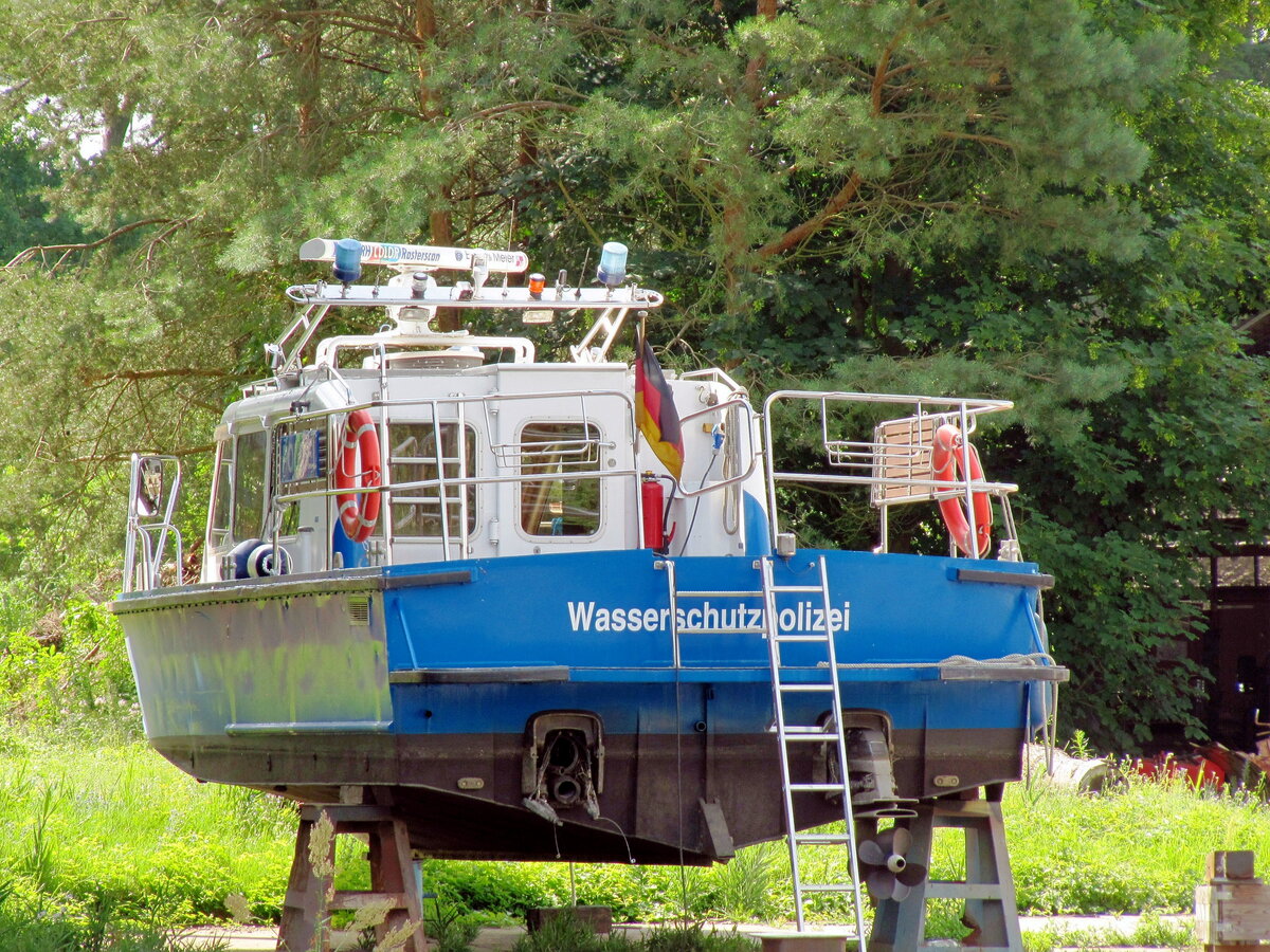 Dieses Boot der  WASSERSCHUTZPOLIZEI  lag am 13.07.2021 bei der Malzer Werft auf Helling. Der Backbordseitige Antrieb war ausgebaut.