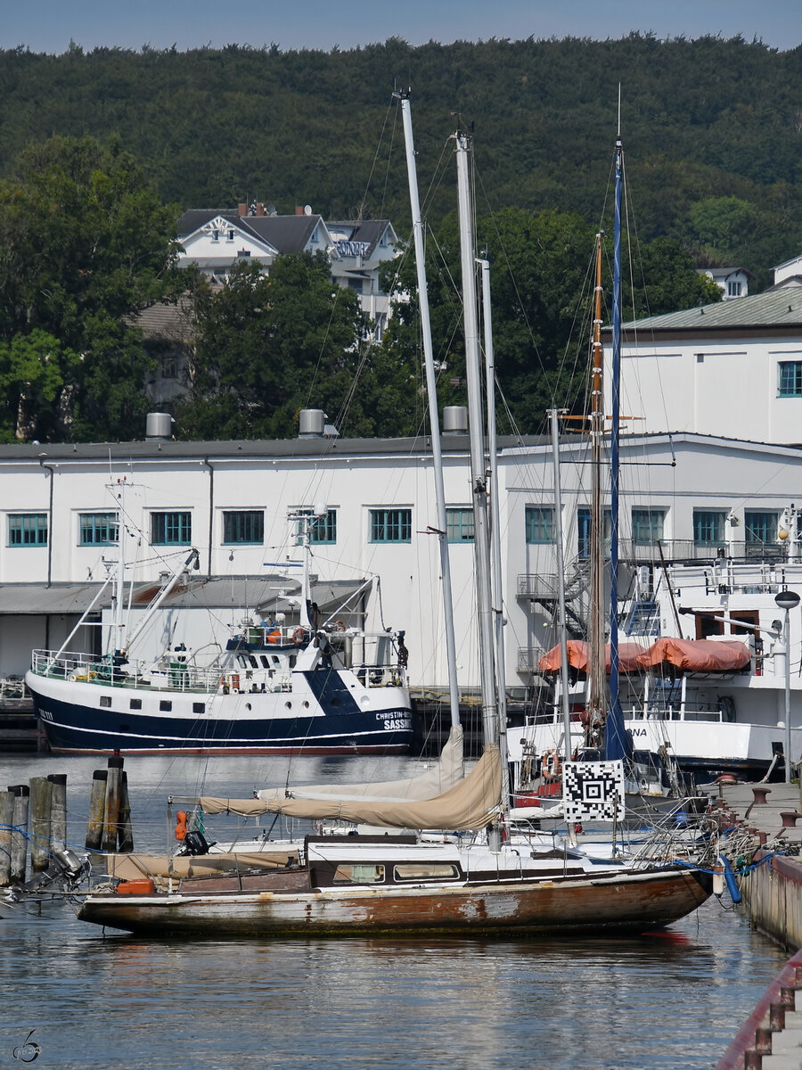 Dieses etwas pflegebedürftige Segelboot hatte Mitte August 2023 im Sassnitzer Hafen angelegt.