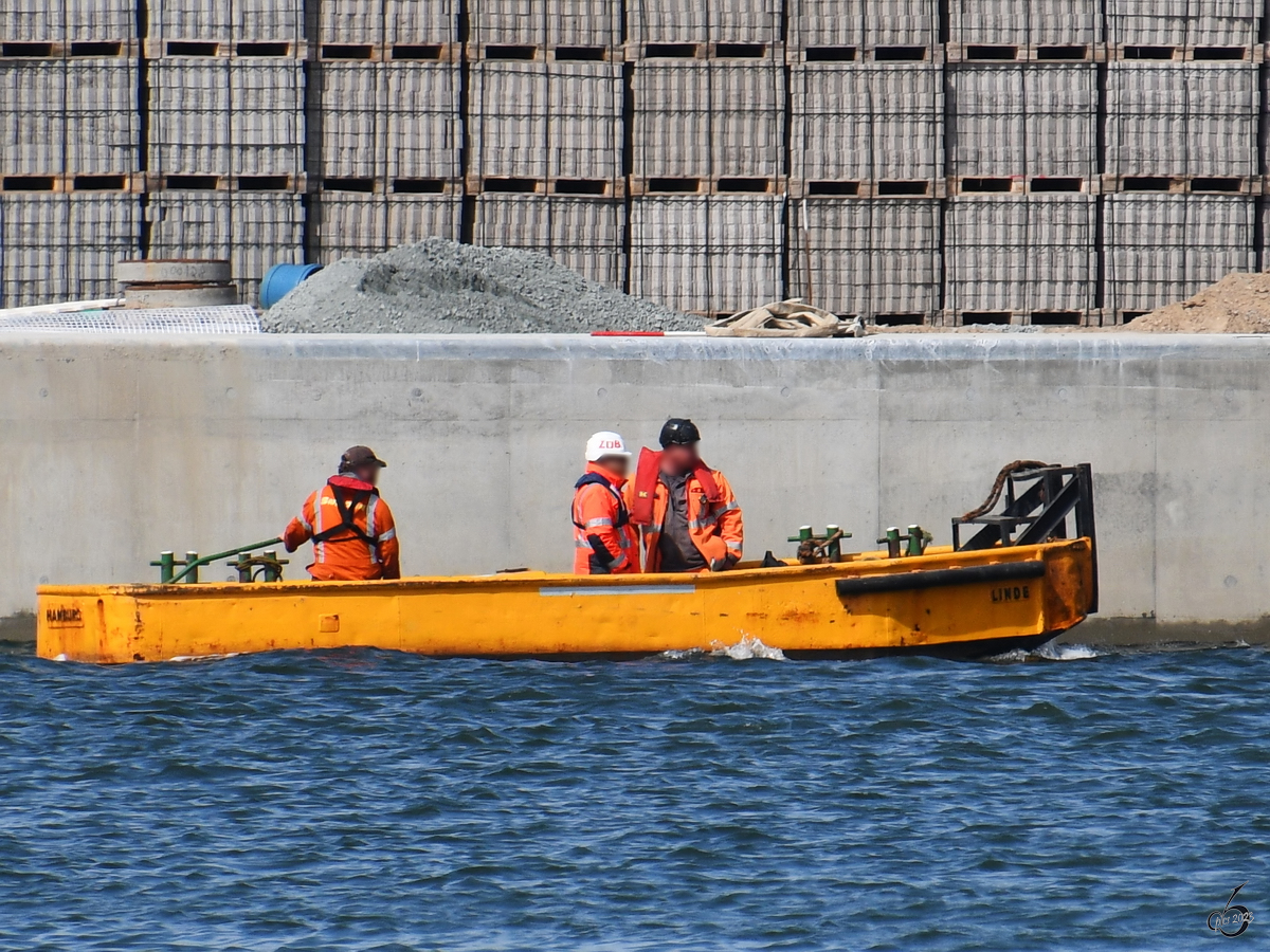 Dieses LINDE getaufte Arbeitsboot war Anfang Mai 2023 in Travemünde anzutreffen.