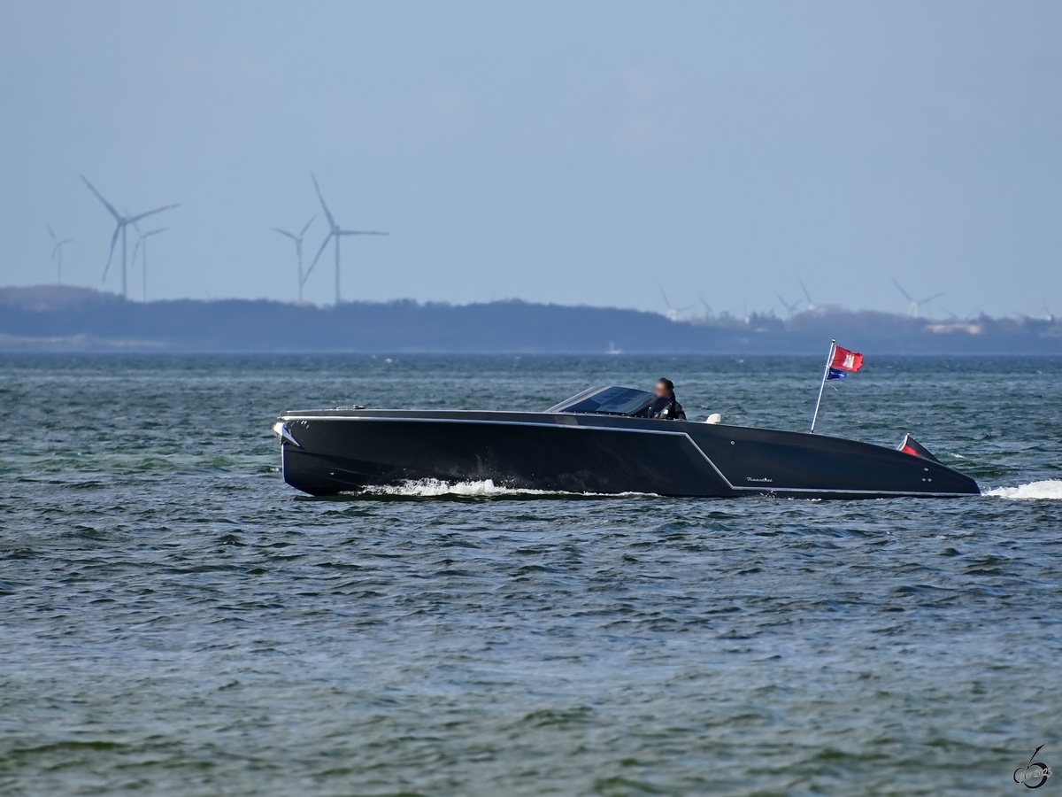 Dieses Motorboot von Frauscher war Anfang Mai 2023 auf der Ostsee unterwegs. (Priwall)