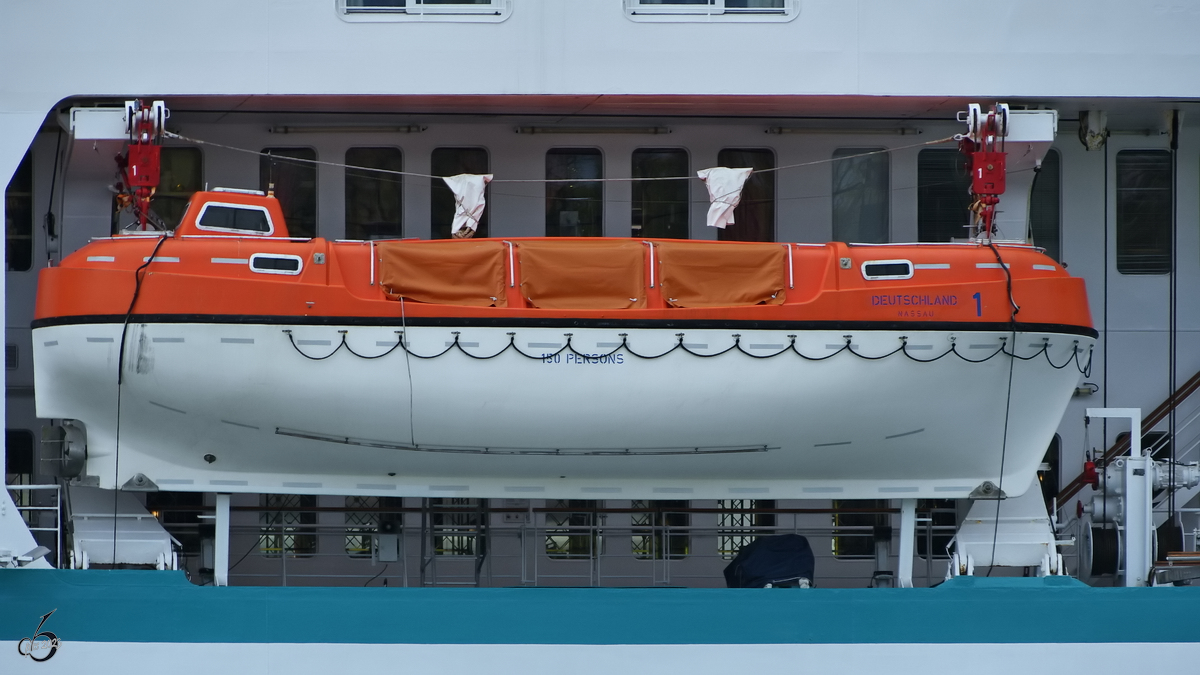 Dieses Rettungsboot der MS DEUTSCHLAND (IMO: 9141807) ist für 150 Personen ausgelegt. (Travemünde, Mai 2023)