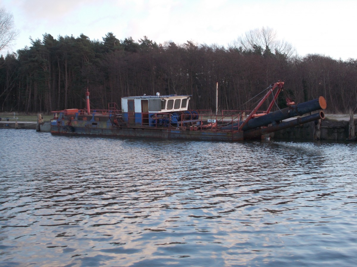 Dieses Schiff diente mal zur Kiesförderung, nun hat es seine Ruhe in Martinshafen gefunden.Aufgenommen am 04.Januar 2015.