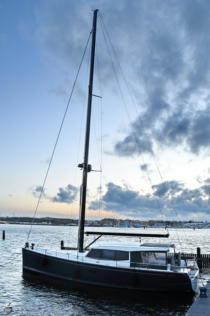 Dieses Segelboot hatte Anfang April 2024 im Travemünder Yachthafen Rosenhof angelegt.