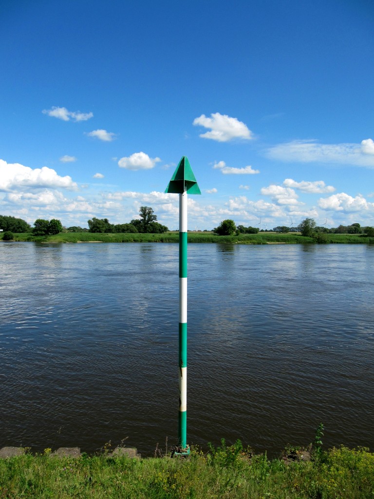 Dieses Steuerbordseitige Binnenwasserstrassenzeichen zeigt am 24.05.2014 auf den perfekten  Fotografier-Himmel  in Tangermünde