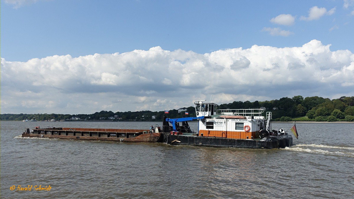 DIETER (ENI 02326555) am 21.8.2019, mit einer mit Baggergut beladenen Schute (T 541, L=32,5m, B=8,2 m) gekoppelt, Hamburg, Elbe vor dem Fähranleger Bubendeyufer 