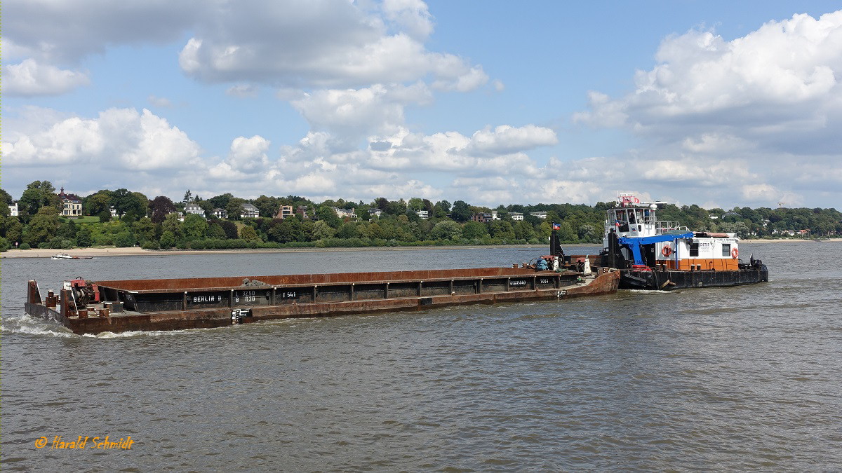 DIETER (ENI 02326555) am 21.8.2019, mit einer mit Baggergut beladenen Schute (T 541, L=32,5m, B=8,2 m) gekoppelt, Hamburg, Elbe vor dem Fähranleger Bubendeyufer 