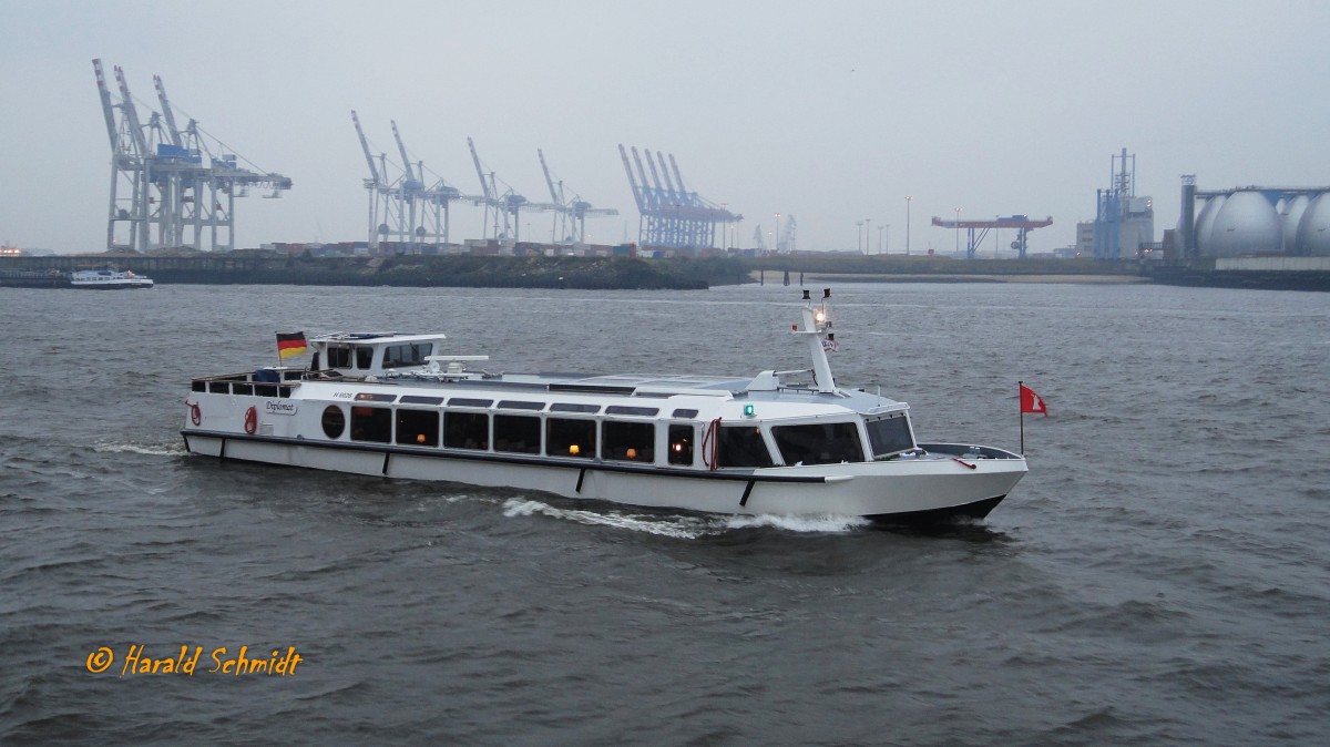 DIPLOMAT (H 6026) am 12.10.2013, Hamburg, Elbe Höhe Köhlbrandhöft /
Barkasse / Lüa 24 m, B 5,9 m, Tg 0,9 m / 2 Deutz-Diesel, ges. 240 kW / max 118 Pass. / 2008 bei KuFa Werft,  Lübeck / Eigner: Barkassenbetrieb Bülow GmbH, Hamburg /
