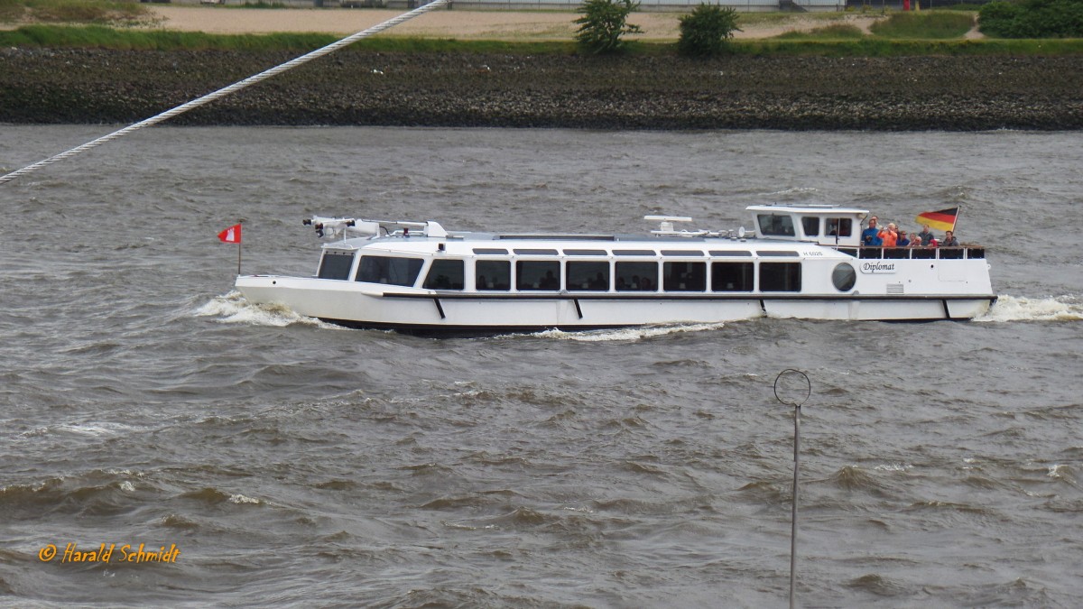 DIPLOMAT (H 6026) am 20.6.2014, Hamburg, Elbe Höhe Landungsbrücken /

Barkasse / Lüa 24 m, B 5,9 m, Tg 0,9 m / 2 Deutz-Diesel, ges. 240 kW / max 118 Pass. / 2008 bei KuFa Werft,  Lübeck / Eigner: Barkassenbetrieb Bülow GmbH, Hamburg /
