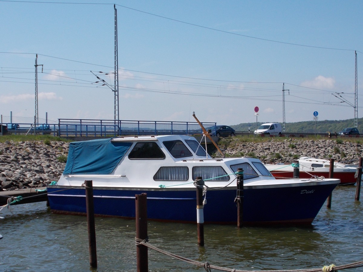 Direkt an der dichtbefahrenen B96 und der Bahnstrecke liegt der kleine Hafen von Lietzow wo am 16.Mai 2014 dieses Motorboot lag.