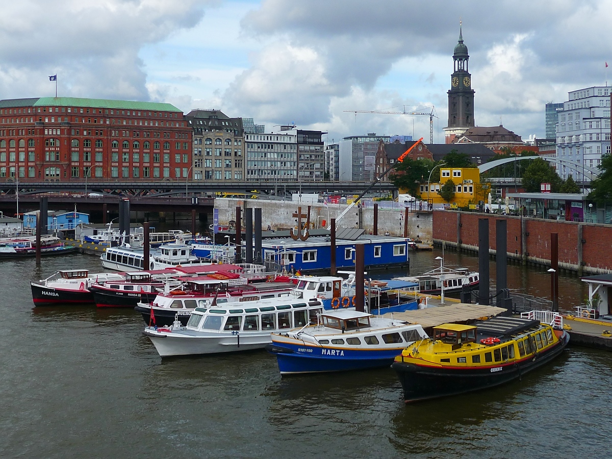 Diverse Ausflugsschiffe liegen am Kehrwiedersteg in Hamburg, 8.9.15