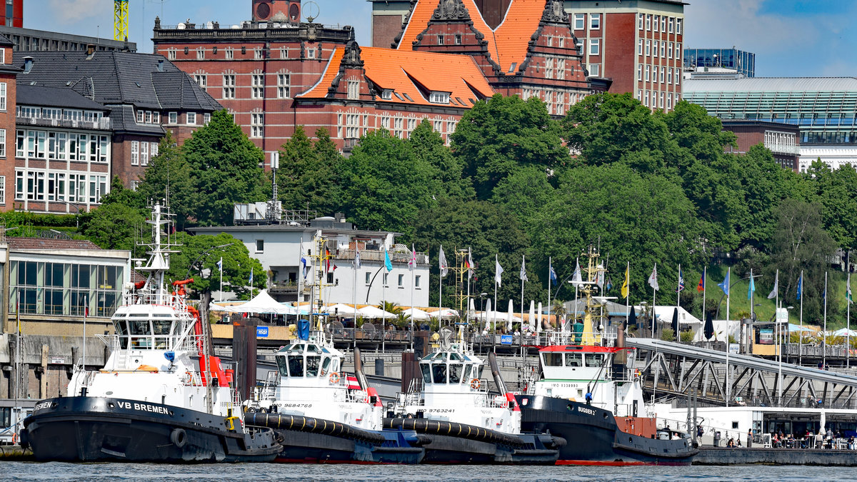 Diverse Schlepper, darunter VB BREMEN (IMO 9211212), am 26.05.2020 im Hafen von Hamburg