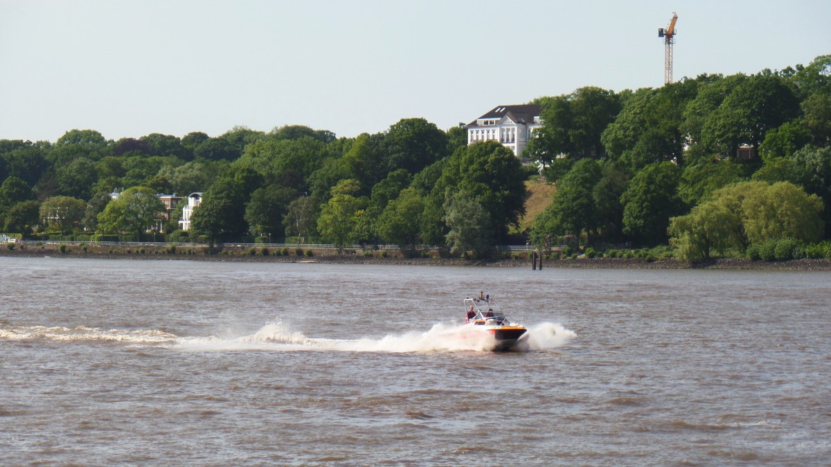 DLRG-Boot auf Einsatzfahrt am 6.6.2015, Hamburg Elbe vor Övelgönne / 