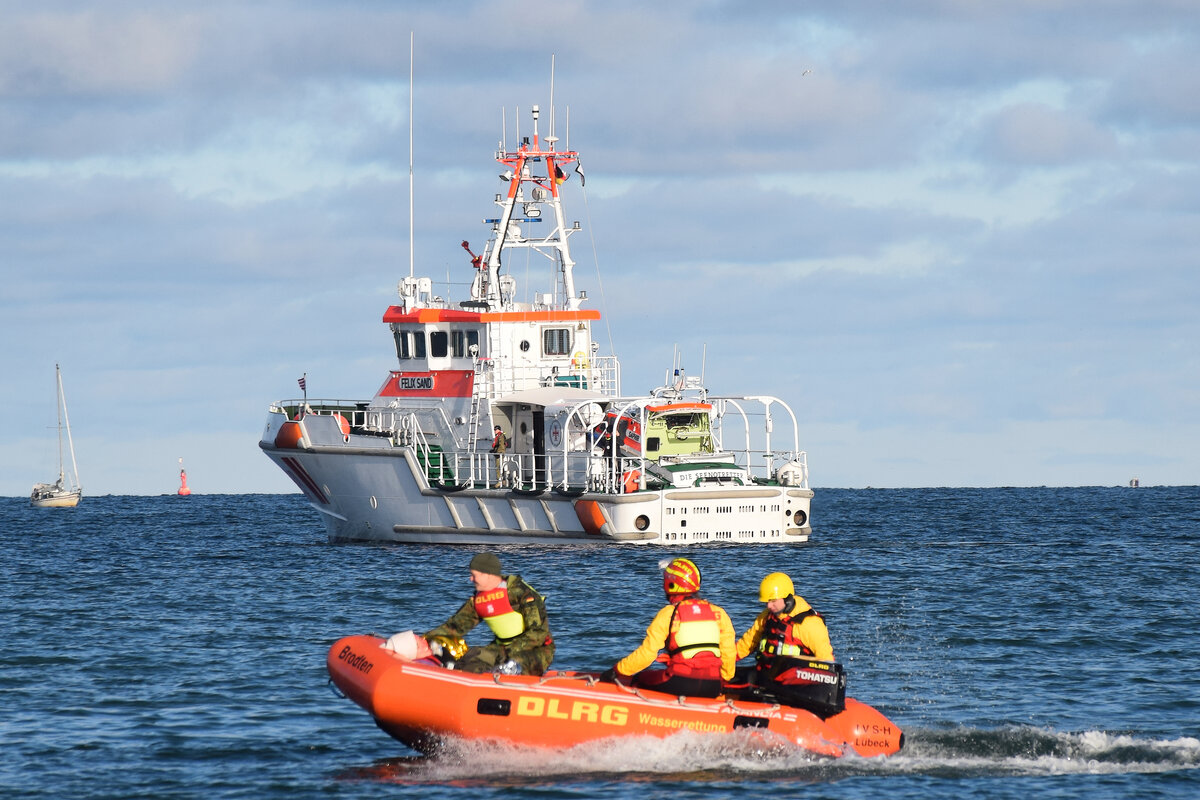DLRG-Boot BRODTEN am 04.02.2023 in der Ostsee vor Lübeck-Travemünde. Im Hintergrund: FELIX SAND der Deutschen Gesellschaft zur Rettung Schiffbrüchiger (DGzRS)