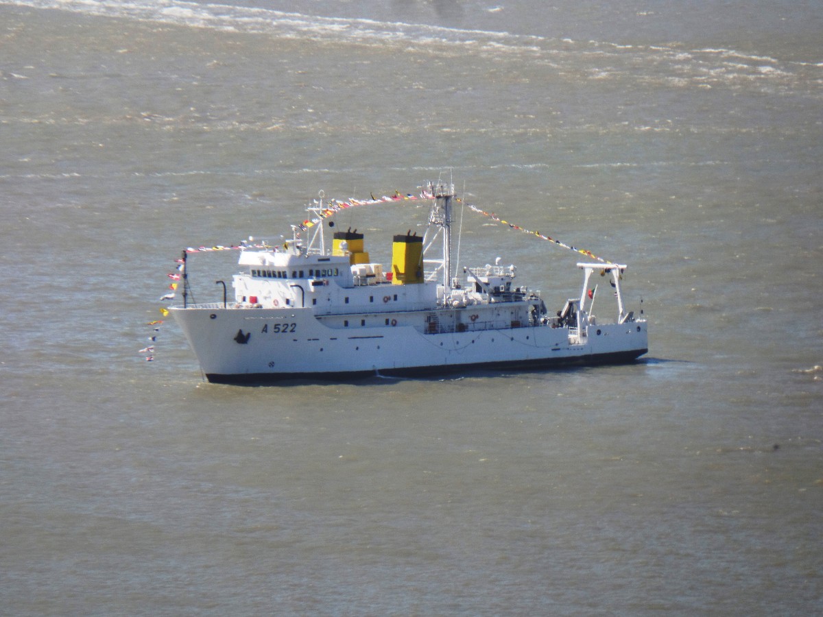 DOM CARLOS I (A522) am 19.5.2015 auf dem Tejo in Lissabon / Sicherungsschiff der Portugiesischen Marine / Lüa 68 m, B 13 m, Tg 4,6 m / Diesel-elektr., gesamt 1.200 kW, 1632 PS, 11 kn / gebaut 1989 bei Tocama Boatbuilding Company, Tacoma, Washington , USA, als AUDACIOUS (T-AGOS-11), victourious class; 1997 an Portugal / 