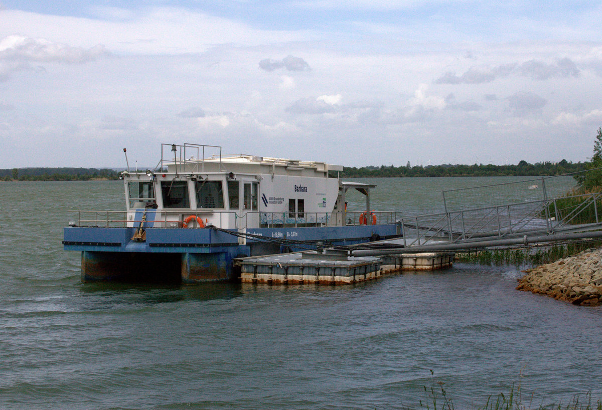 Doppelrumpf Prahm BARBARA , der Firma LMBV  Lausitzer und Mitteldeutsche Bergbau-Verwaltungsgesellschaft mbH   auf dem Schlabendorfer See , dient zur  Kalkung  des Sees, dh. zur Senkung des PH Wertes, nur dann darf das Wasser aus dem See in die Wudritz und den Lorenzgraben  und somit in die Spree gelassen werden.
Der Schlabendorfer See ist ein gefluteter Tagebau.