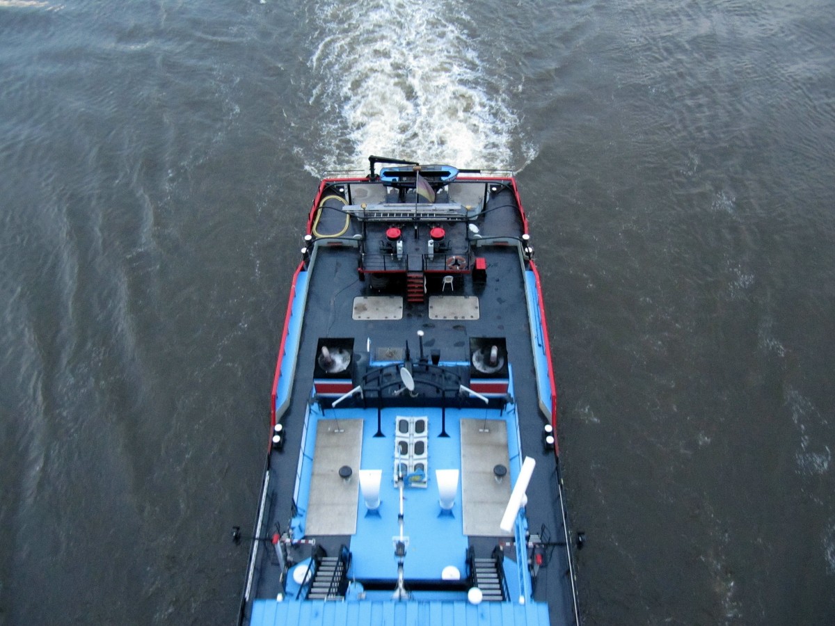 Draufsicht auf das Heck des Schubbootes SCH 2637 (05800980) am 24.05.2014. Fotografiert von der Trogbrücke (MLK) über der Elbe.