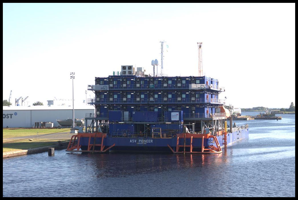 Dredger Schiff ABS PIONEER lag am 30.08.2016 in Wilhelmshaven unmittelbar an der Kaiser Wilhelm Brücke. Das Schiff hat Singapore als Heimathafen. Nach Recherchen im Internet war es auch an der Bergung der Costa Concordia beteiligt. Das Schiff ist 100 m x 30 m groß. Ich zähle 48 Wohncontainer an Bord!