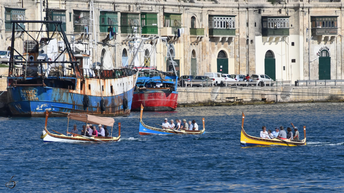 Drei kleine Ausflugsboote erkunden im Oktober 2017 den Hafen von Valletta.