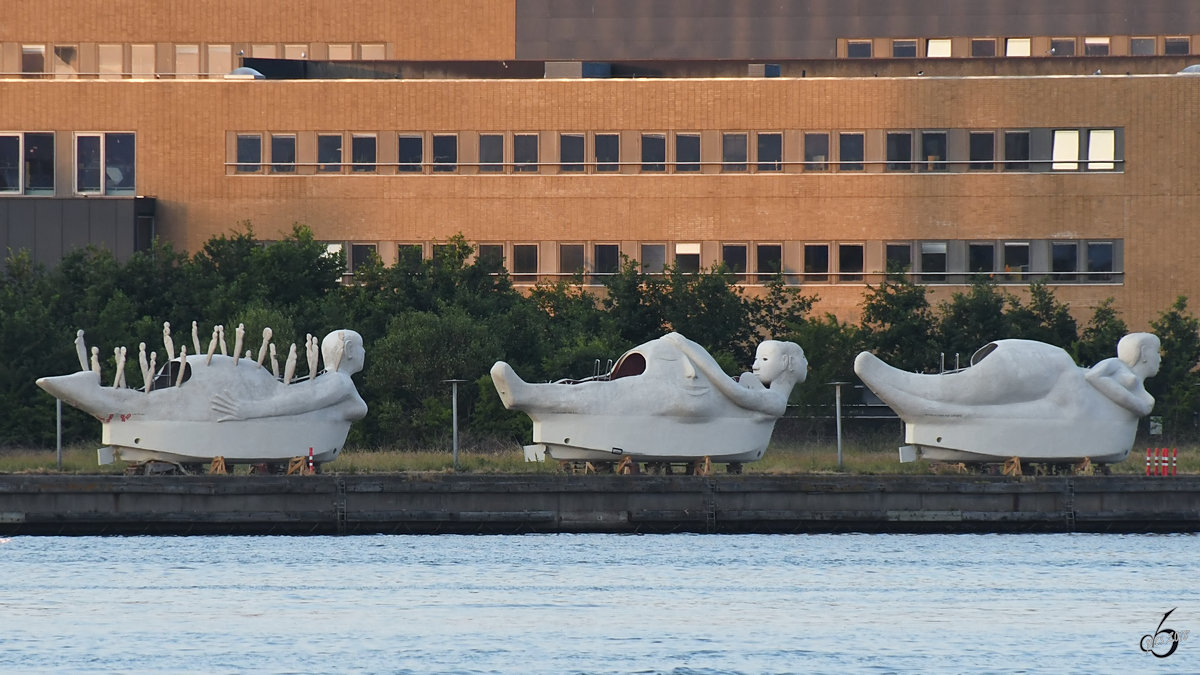 Drei  Kunstwerke , welche sich erst auf dem zweiten Blick als Boote entpuppen. (Aalborg, Juni 2018)