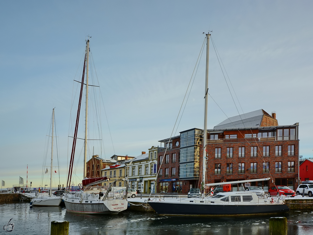 Drei Segeljachten waren Ende Dezember 2014 im Querkanal in Stralsund zu sehen.