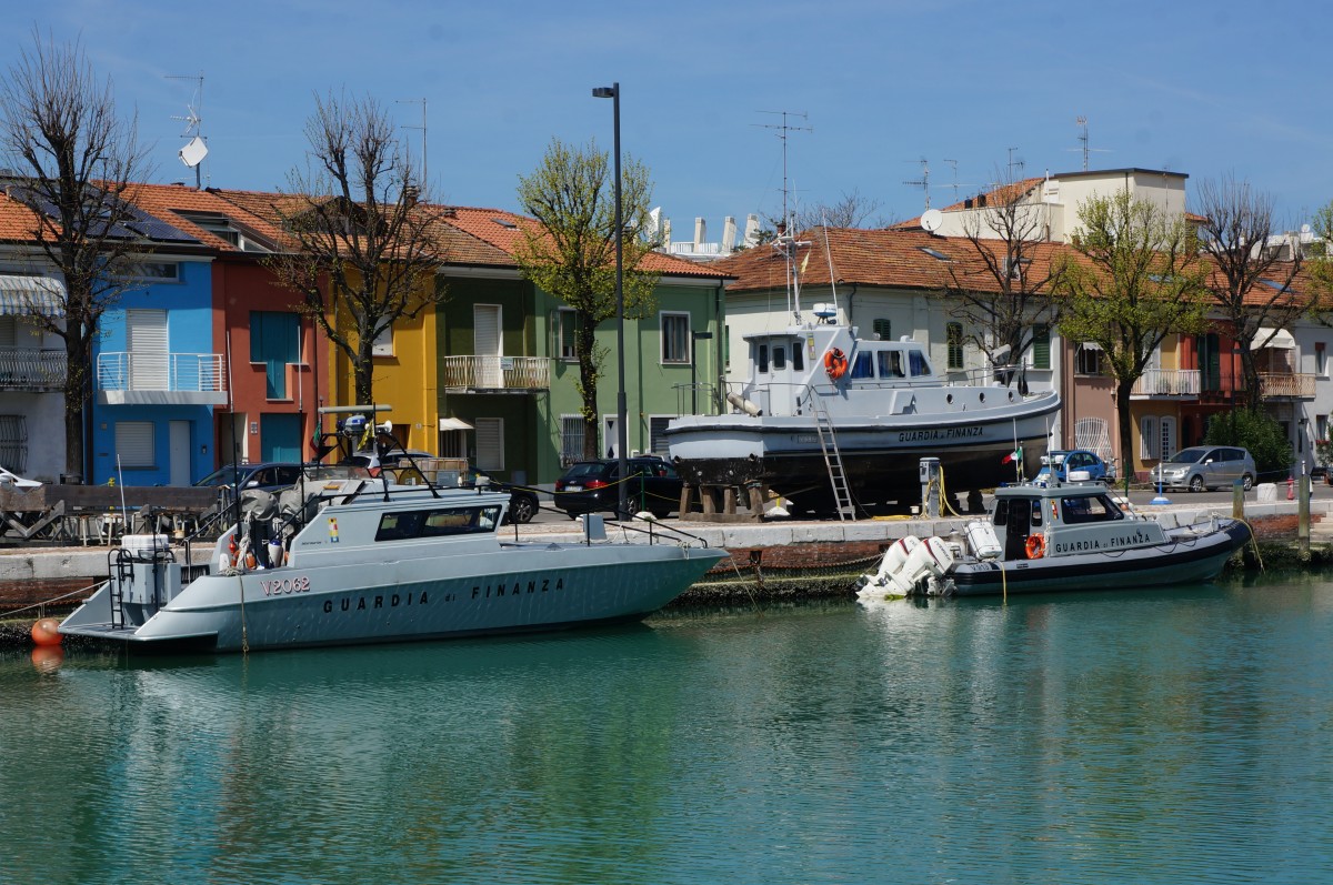 Drei unterschiedliche Boote  ( V.2062 , V.5819 , V.913 ) der  Guardia di Finanza  ( Finanzpolizei / Finanzwache ) im Hafen von Rimini / Adria; 15.04.2015
