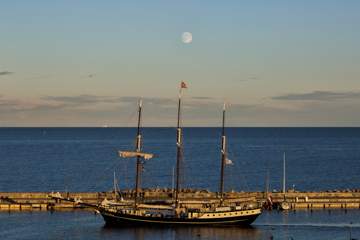 Dreimast Gaffelschoner „Regina Maris“ unter zunehmenden Mond im Hafen von Sassnitz. - 16.08.2016