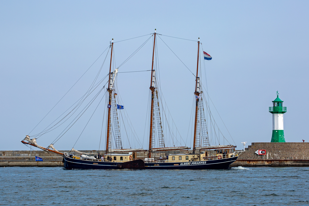 Dreimast-Gaffelschoner ALBERT JOHANNES offenbar von der Hanse Sail kommend einlaufend in Sassnitz. - 16.08.2022

