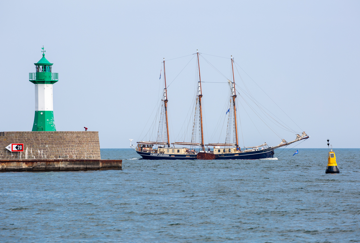 Dreimast-Gaffelschoner ALBERT JOHANNES offenbar von der Hanse Sail kommend einlaufend in Sassnitz. - 16.08.2022

