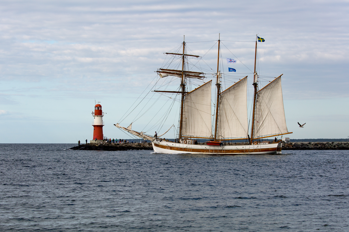 Dreimast-Gaffelschoner VEGA GAMLEBY Höhe der Ostmole in Warnemünde. 13.08.2017
