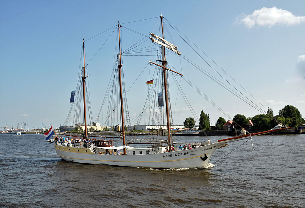 Dreimast-Segelschoner  Mare Frisium  auf der Elbe querab HH-Altona - 12.07.2013