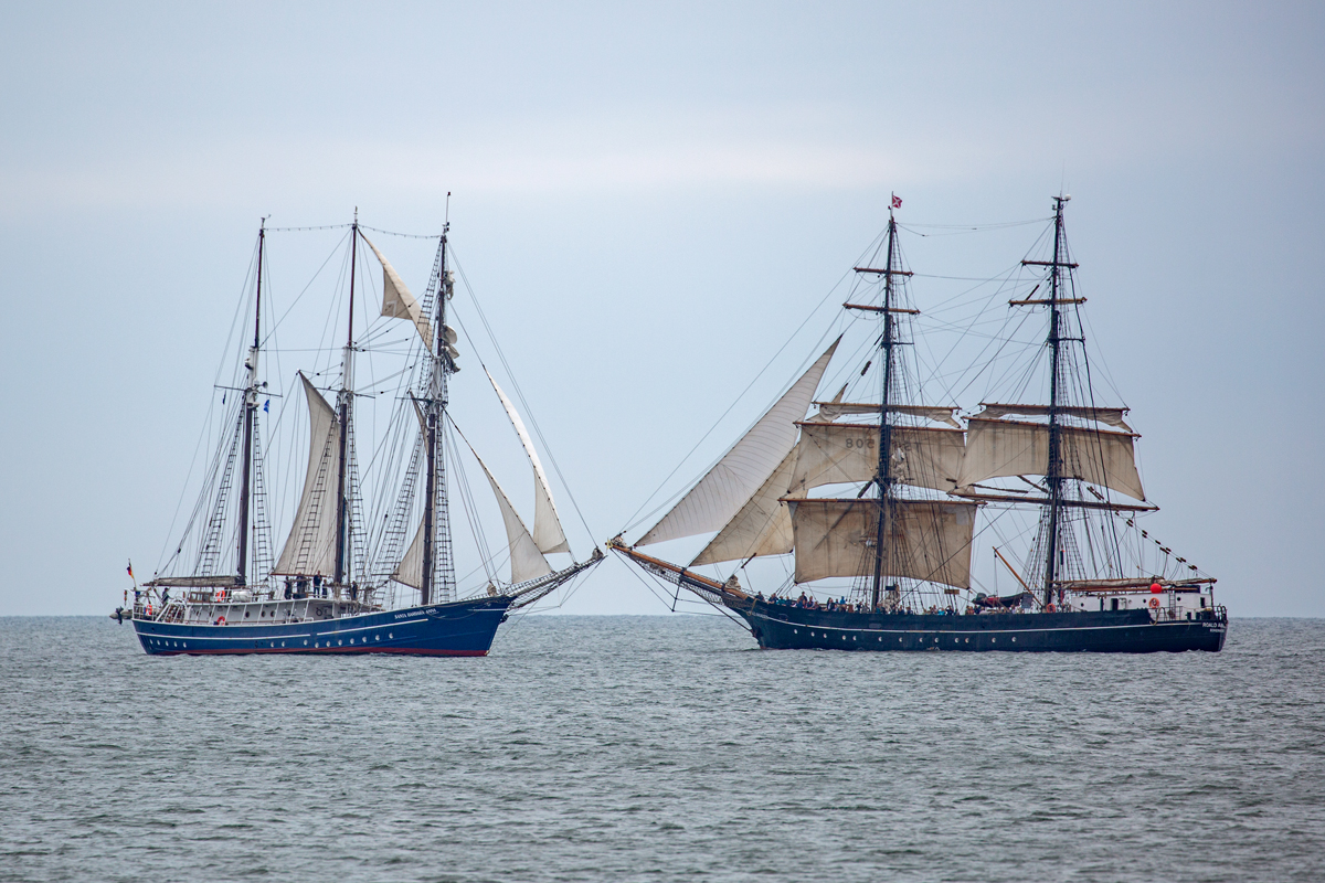 Dreimast-Toppsegelschoner SANTA BARBARA ANNA und  Brigg ROALD AMUNDSEN fahren  bei der Ausfahrt zur Sassnitz Sail aneinander vorbei.  - 19.08.2022
