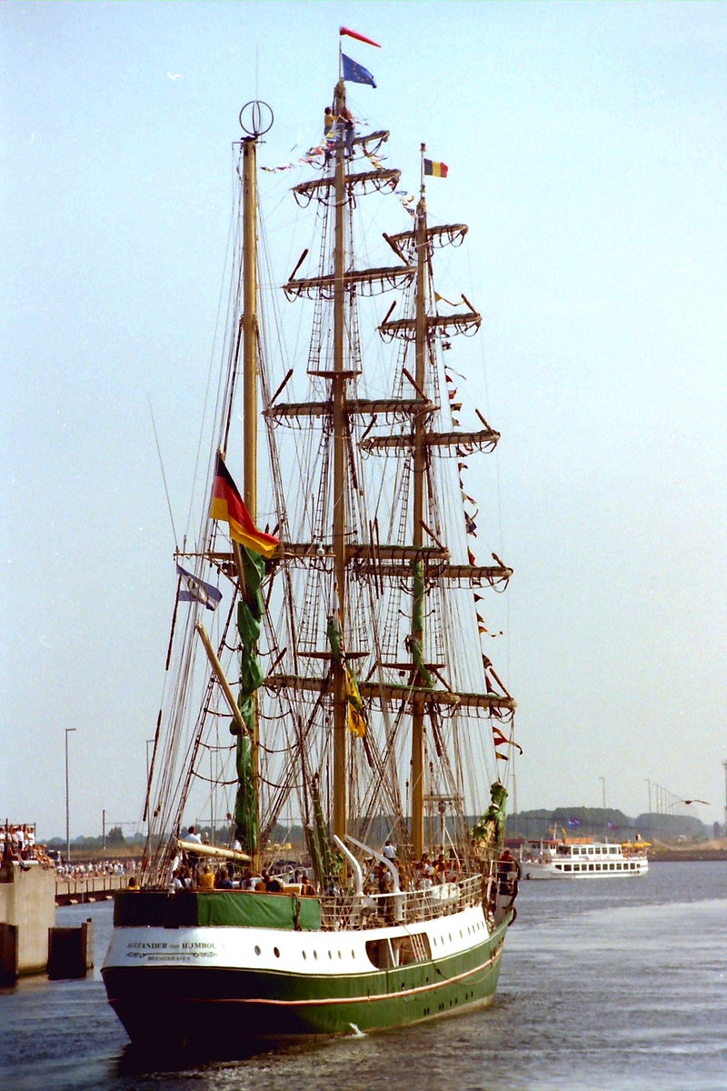 Dreimastbark 'Alexander von Humboldt' bei der Windjammerparade aus Anlass des 100jährigen Bestehens des Hafens Zeebrugge im Juli 1995. 