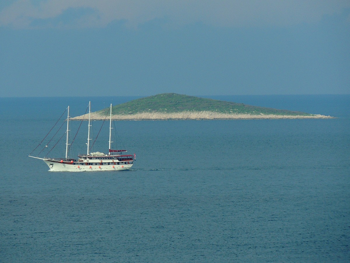 Dreimaster vor einer kleinen Kroatischen Insel bei Primosten; 130423