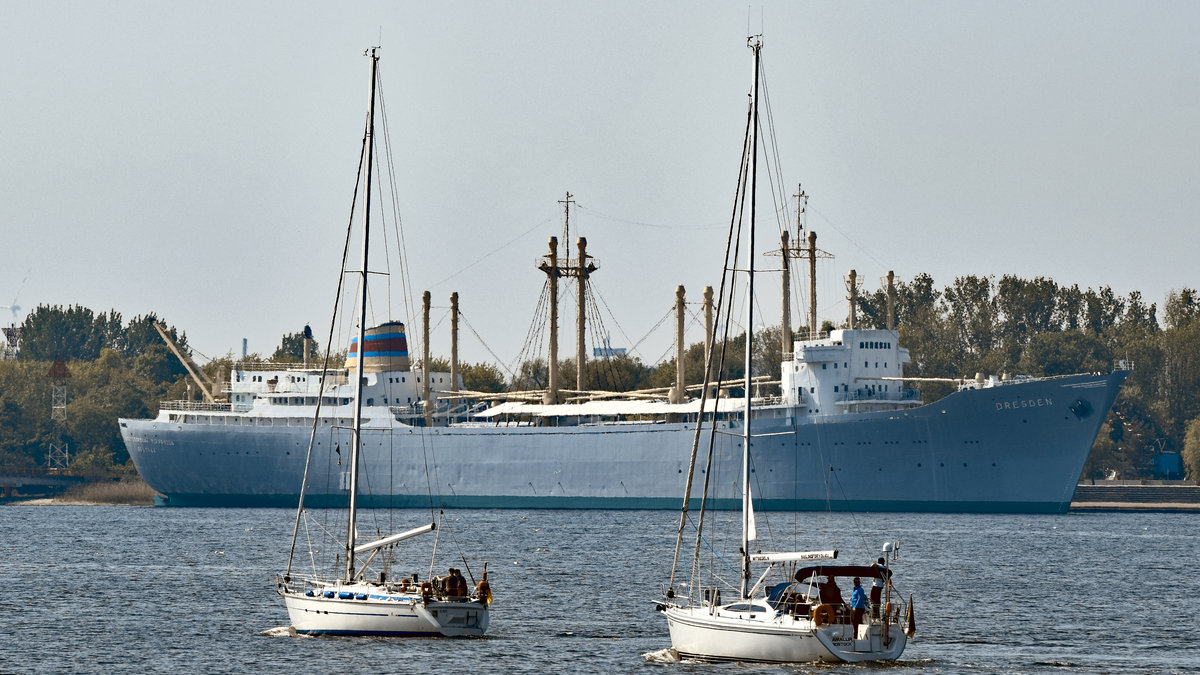 DRESDEN am 13.5.2018 im Hafen von Rostock-Warnemünde